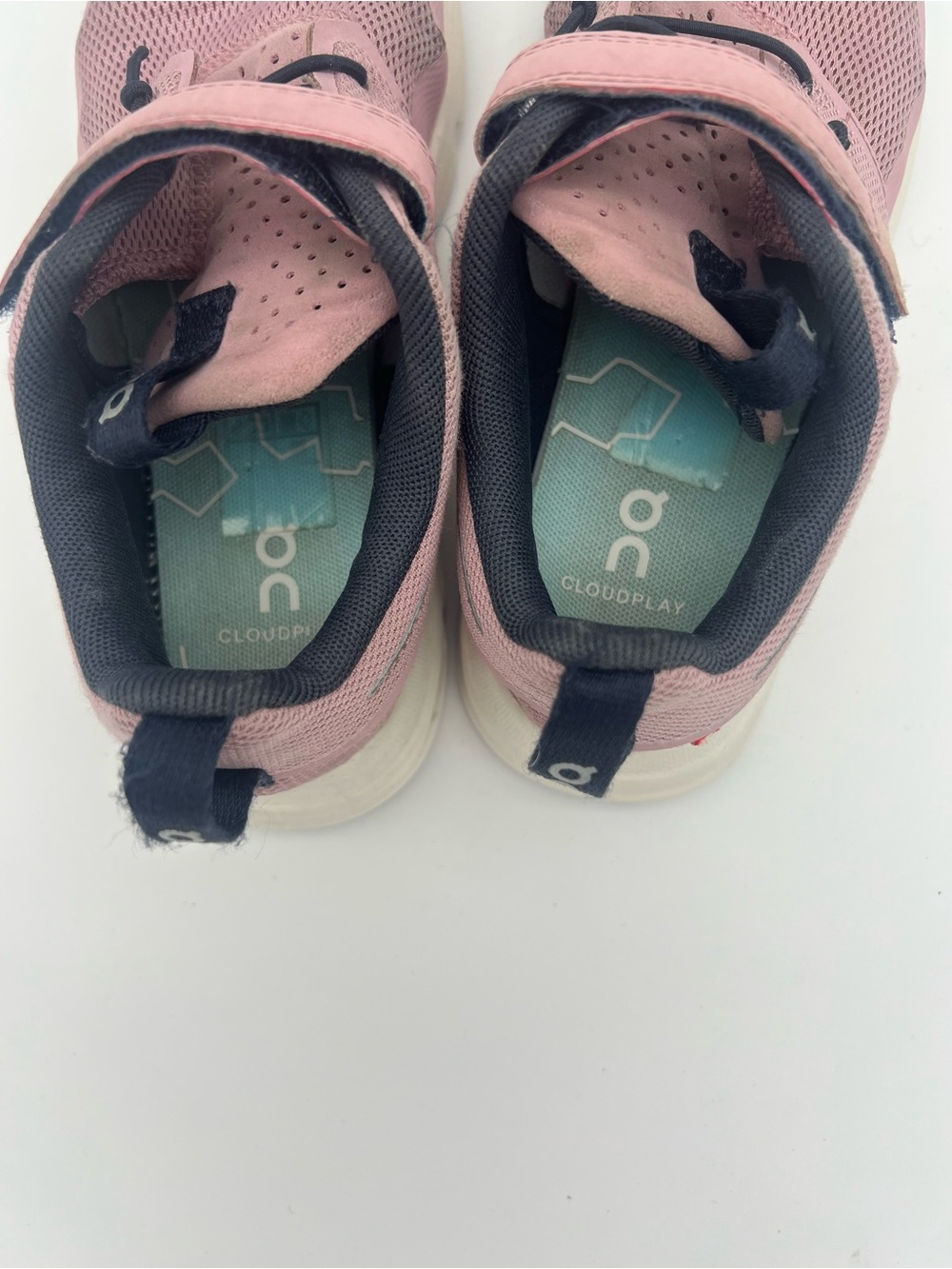 On Running Kids size 1 cloud play Pink Athletic Shoes no tie girls sneakers - Picture 8 of 10